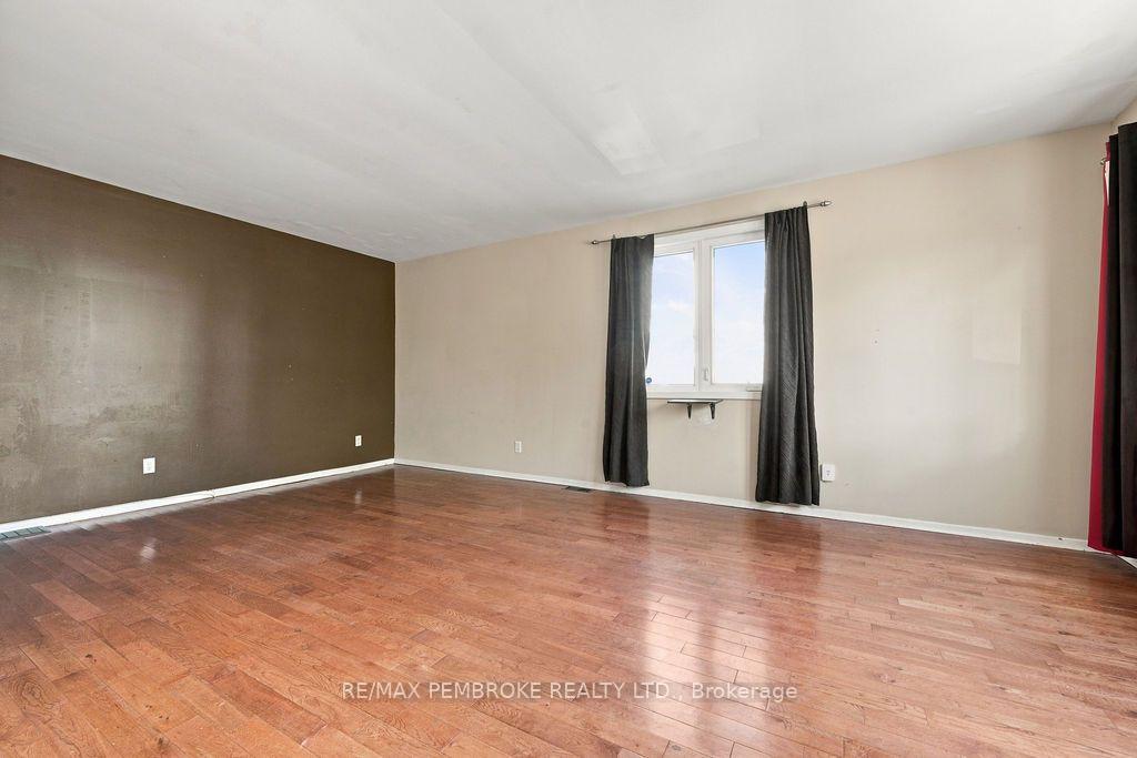 Photo 9 of 570 Moffat Street, Pembroke, Pembroke — HOMEH