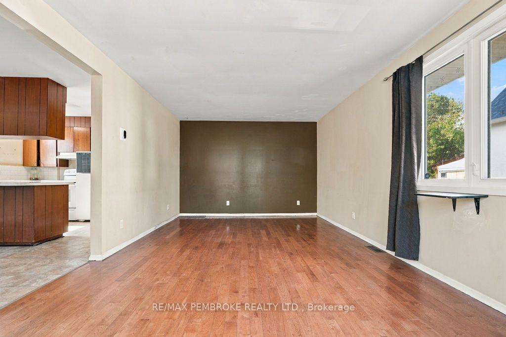 Photo 10 of 570 Moffat Street, Pembroke, Pembroke — HOMEH