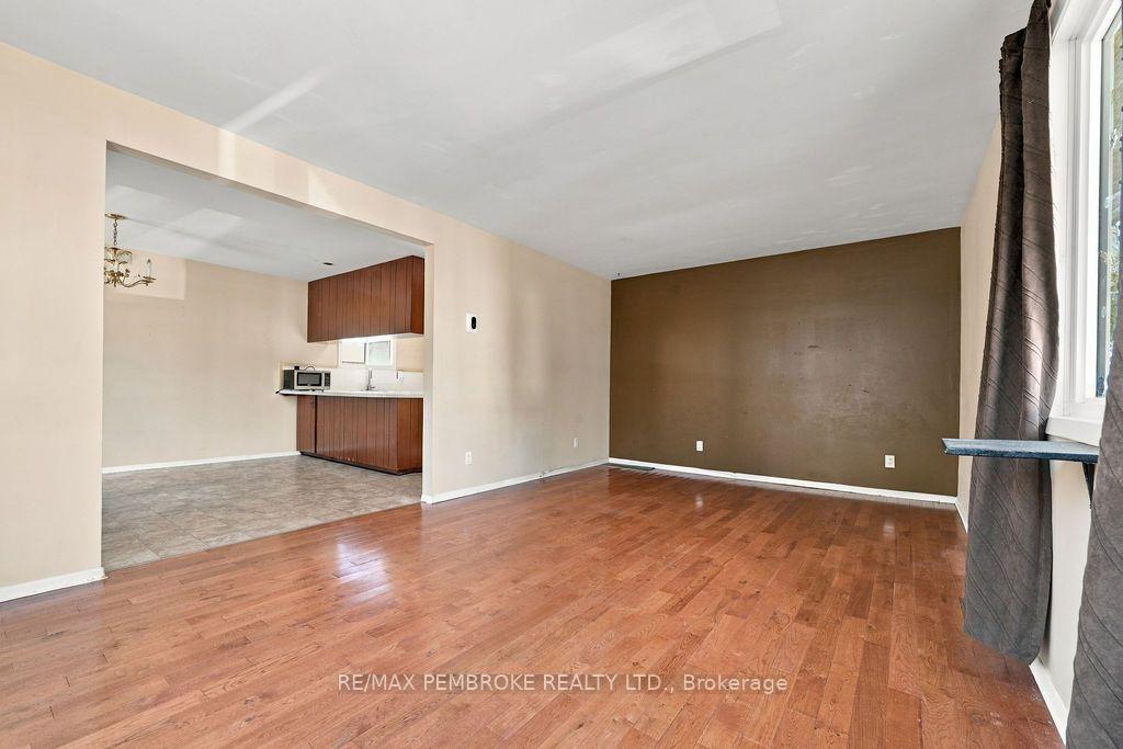 Photo 11 of 570 Moffat Street, Pembroke, Pembroke — HOMEH