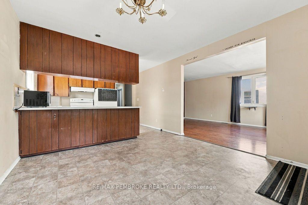 Photo 12 of 570 Moffat Street, Pembroke, Pembroke — HOMEH