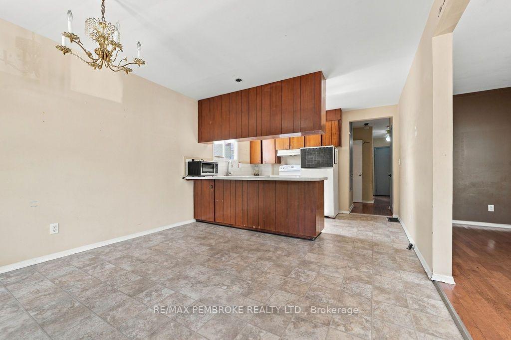 Photo 13 of 570 Moffat Street, Pembroke, Pembroke — HOMEH