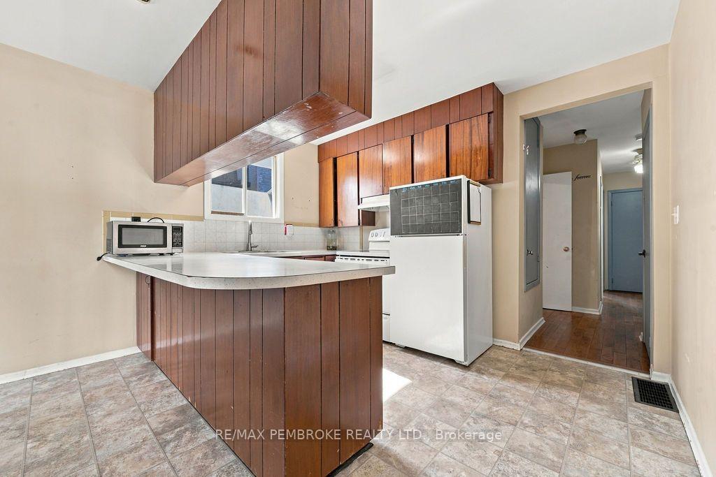 Photo 14 of 570 Moffat Street, Pembroke, Pembroke — HOMEH