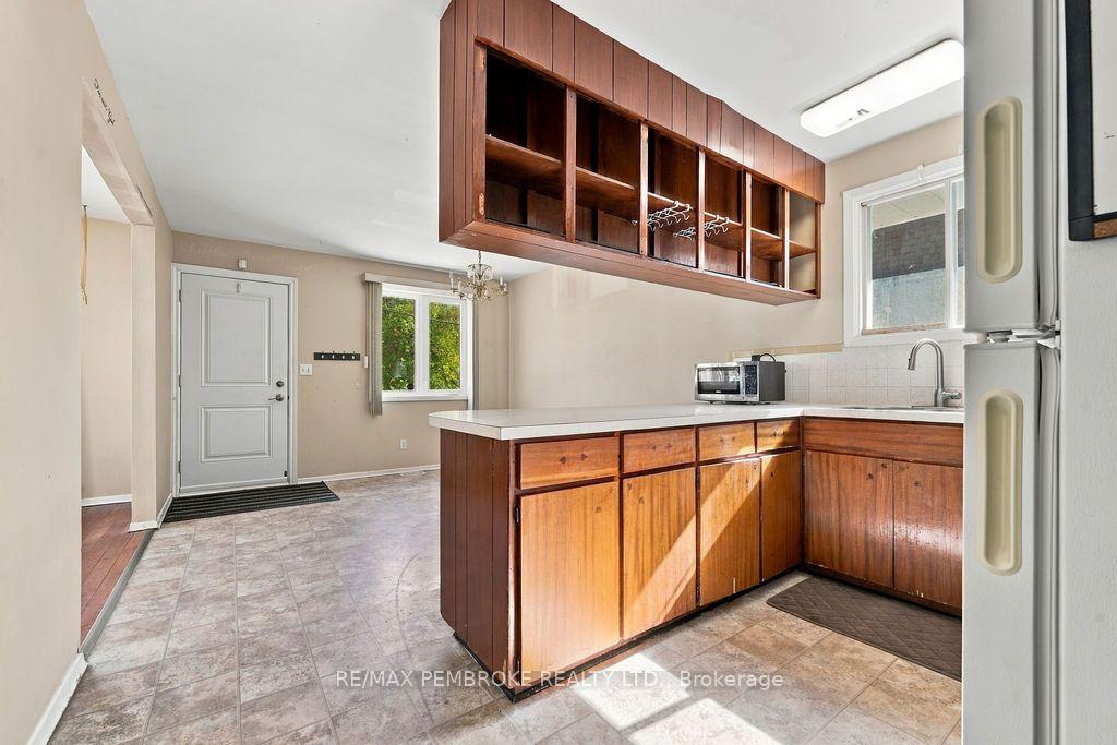 Photo 15 of 570 Moffat Street, Pembroke, Pembroke — HOMEH