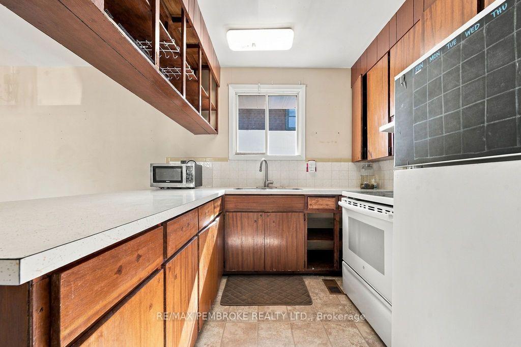 Photo 16 of 570 Moffat Street, Pembroke, Pembroke — HOMEH