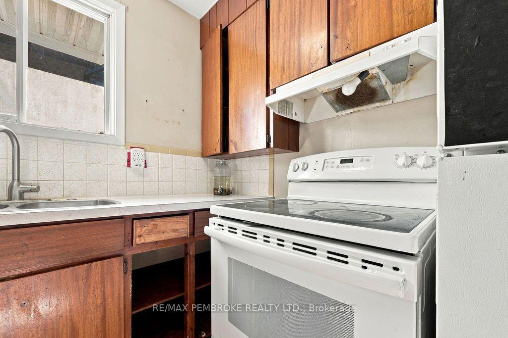 Photo 17 of 570 Moffat Street, Pembroke, Pembroke — HOMEH