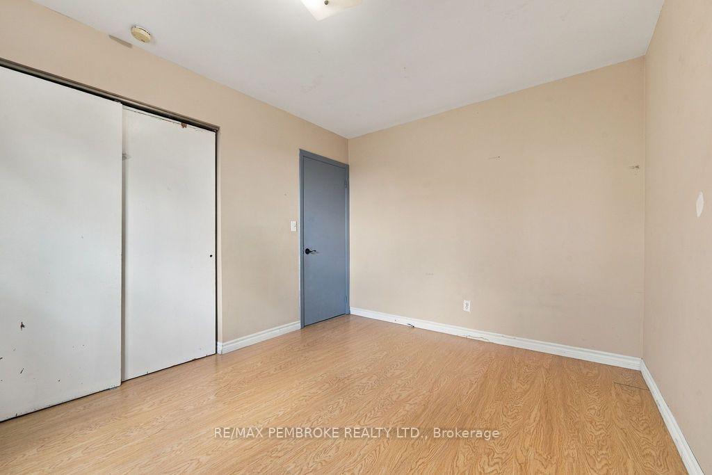 Photo 20 of 570 Moffat Street, Pembroke, Pembroke — HOMEH