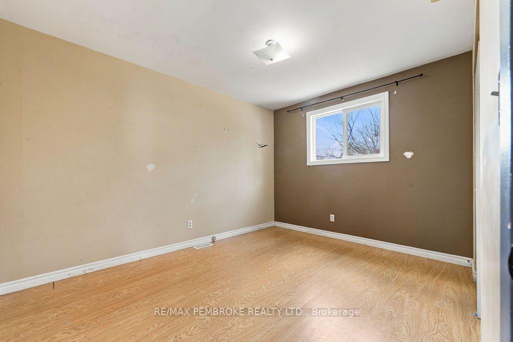 Photo 21 of 570 Moffat Street, Pembroke, Pembroke — HOMEH