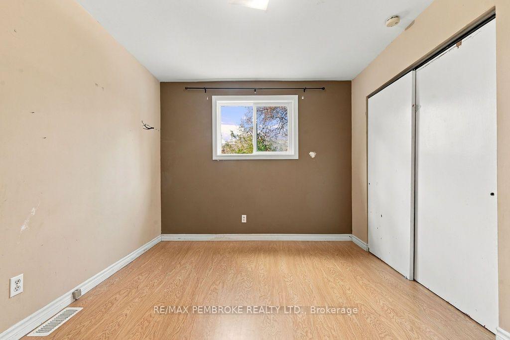 Photo 22 of 570 Moffat Street, Pembroke, Pembroke — HOMEH