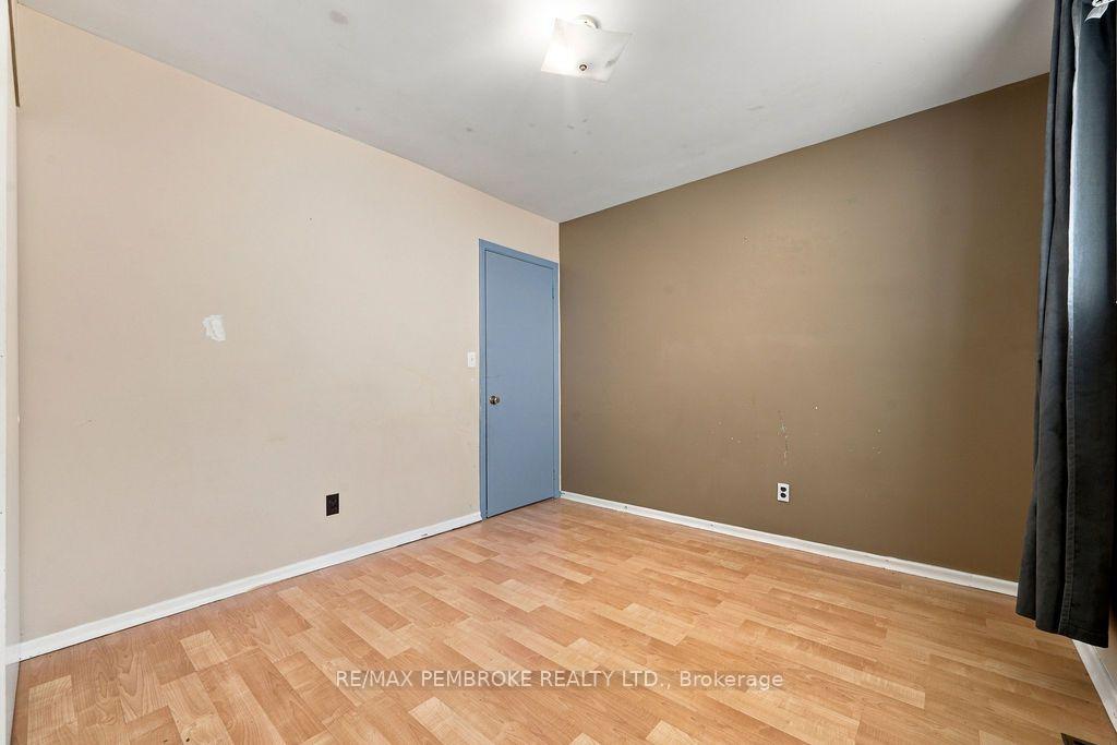 Photo 23 of 570 Moffat Street, Pembroke, Pembroke — HOMEH