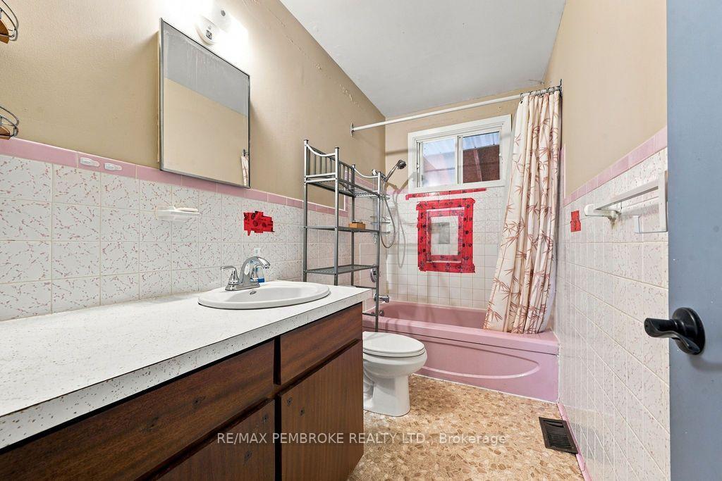 Photo 24 of 570 Moffat Street, Pembroke, Pembroke — HOMEH