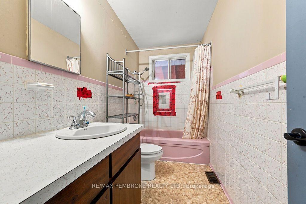 Photo 25 of 570 Moffat Street, Pembroke, Pembroke — HOMEH