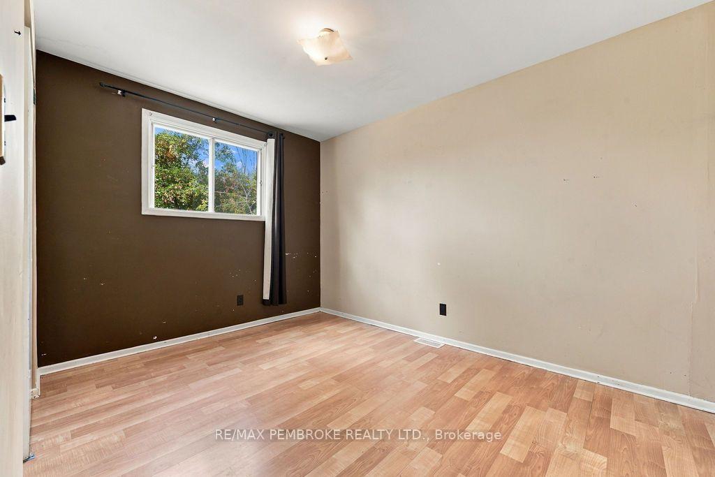 Photo 26 of 570 Moffat Street, Pembroke, Pembroke — HOMEH