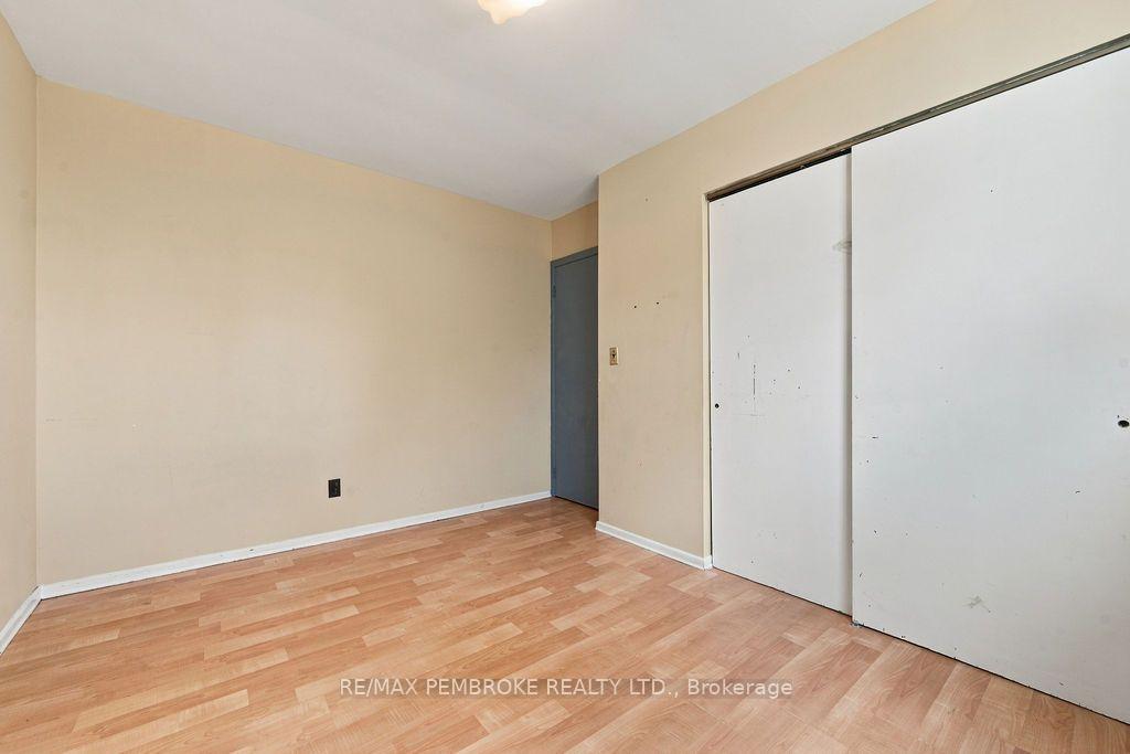 Photo 28 of 570 Moffat Street, Pembroke, Pembroke — HOMEH