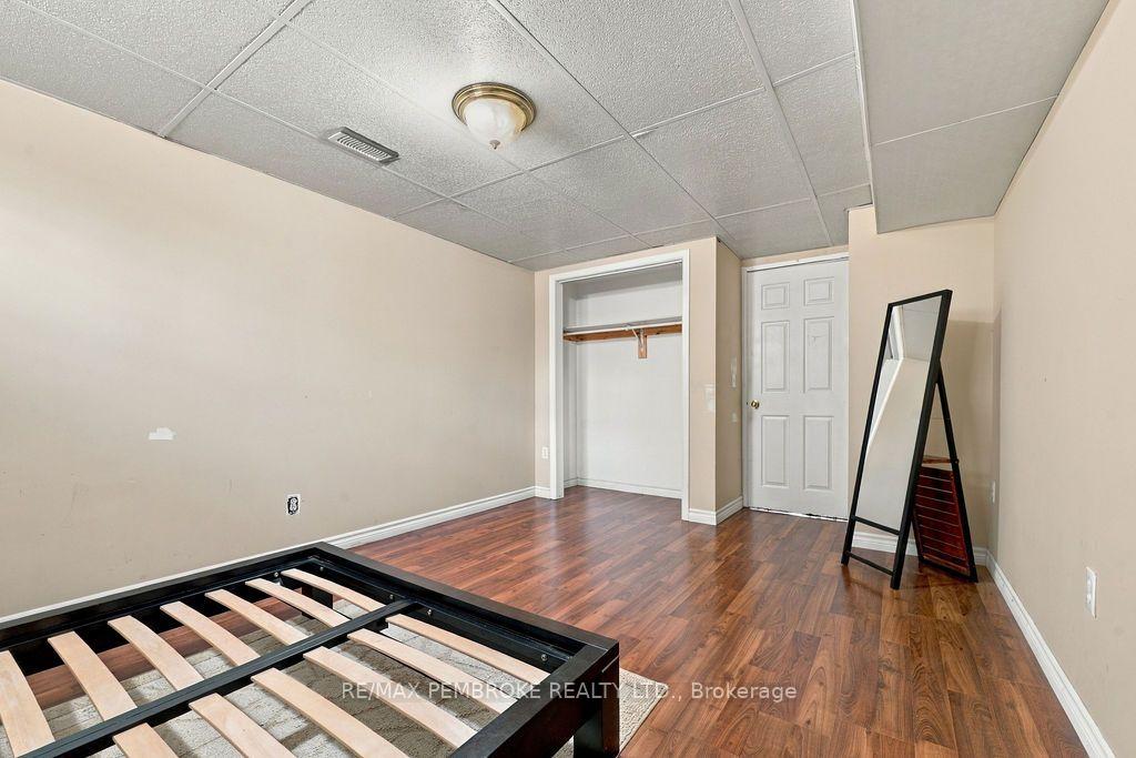 Photo 33 of 570 Moffat Street, Pembroke, Pembroke — HOMEH