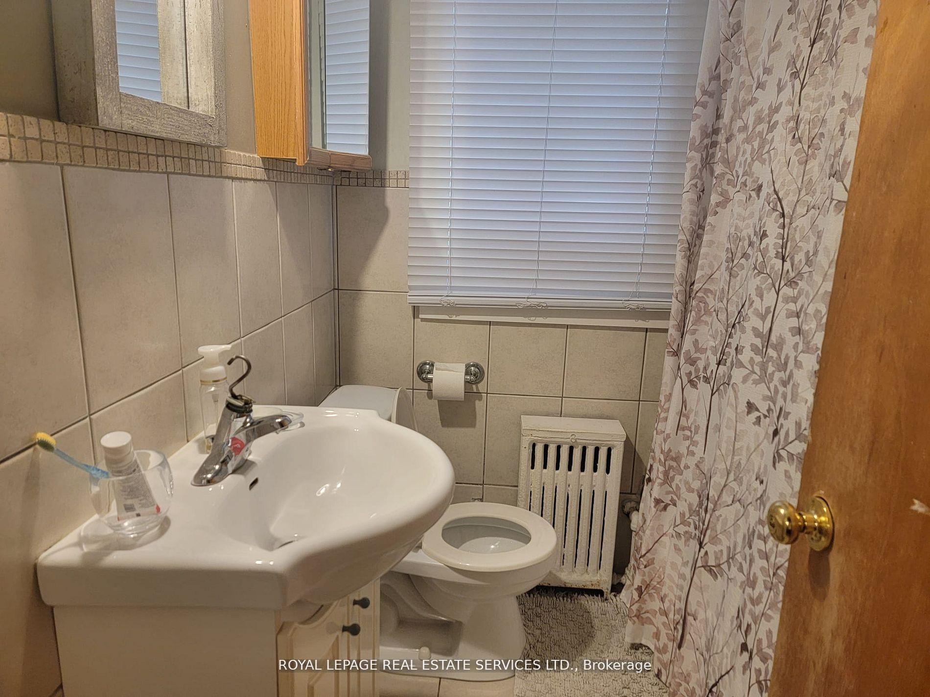 Photo 10 of 135 Lake Shore Drive, Etobicoke, New Toronto — HOMEH