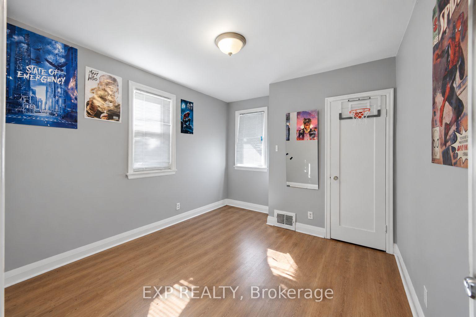 Photo 3 of 27 Hollywood Street S, Hamilton, Ainslie Wood — HOMEH