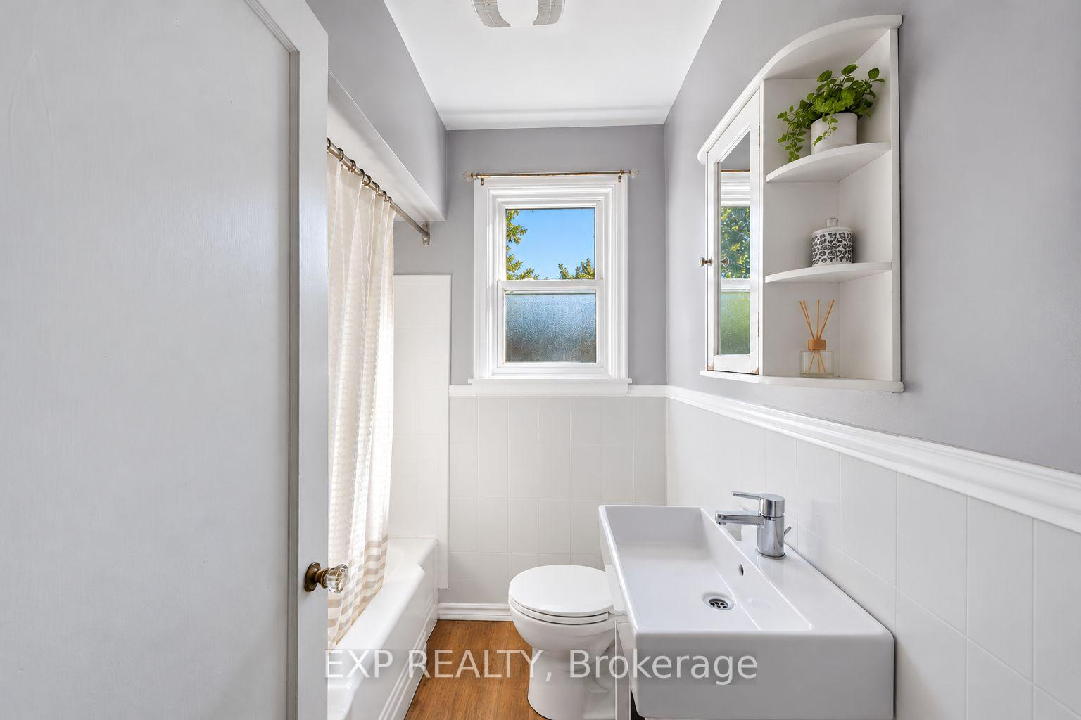 Photo 11 of 27 Hollywood Street S, Hamilton, Ainslie Wood — HOMEH