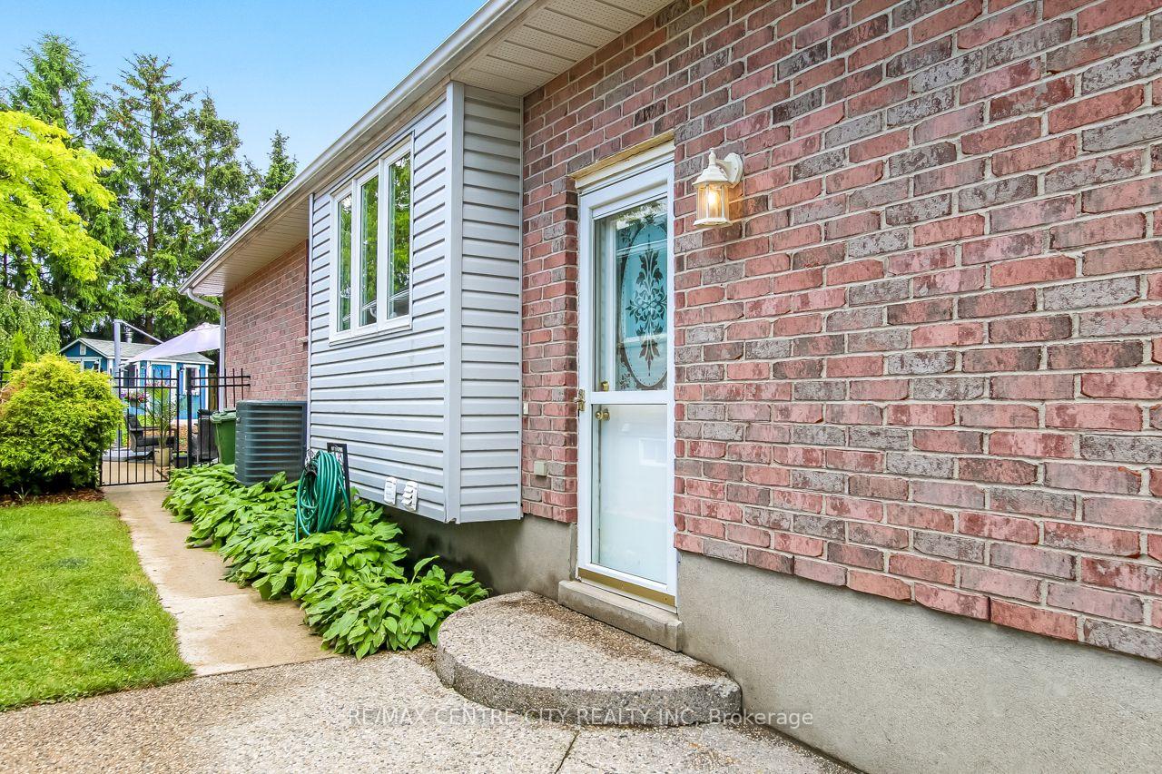 Photo 17 of 96 Carrie Crescent, St. Thomas — HOMEH