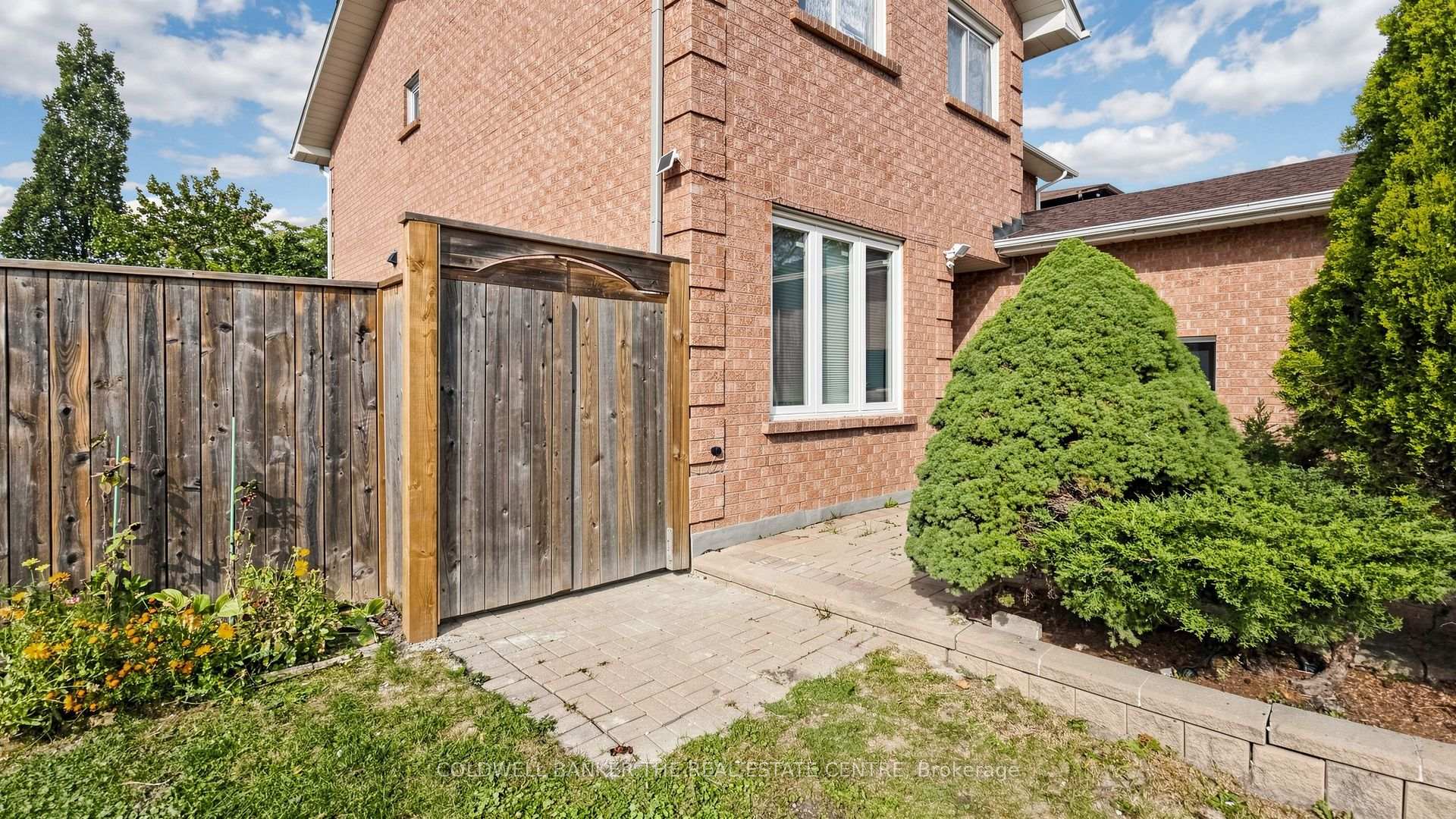 Photo 5 of 6 Mcquarrie Lane, Vaughan, Maple — HOMEH