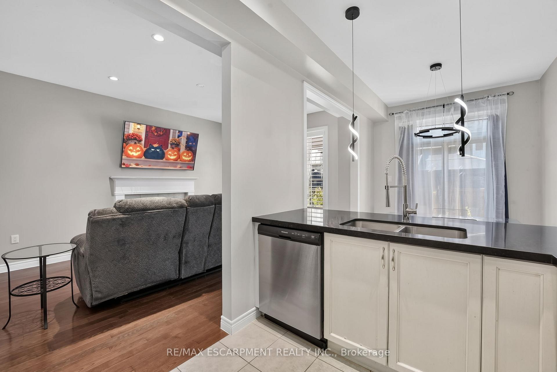 Photo 17 of 58 Summerberry Way, Hamilton, Carpenter — HOMEH