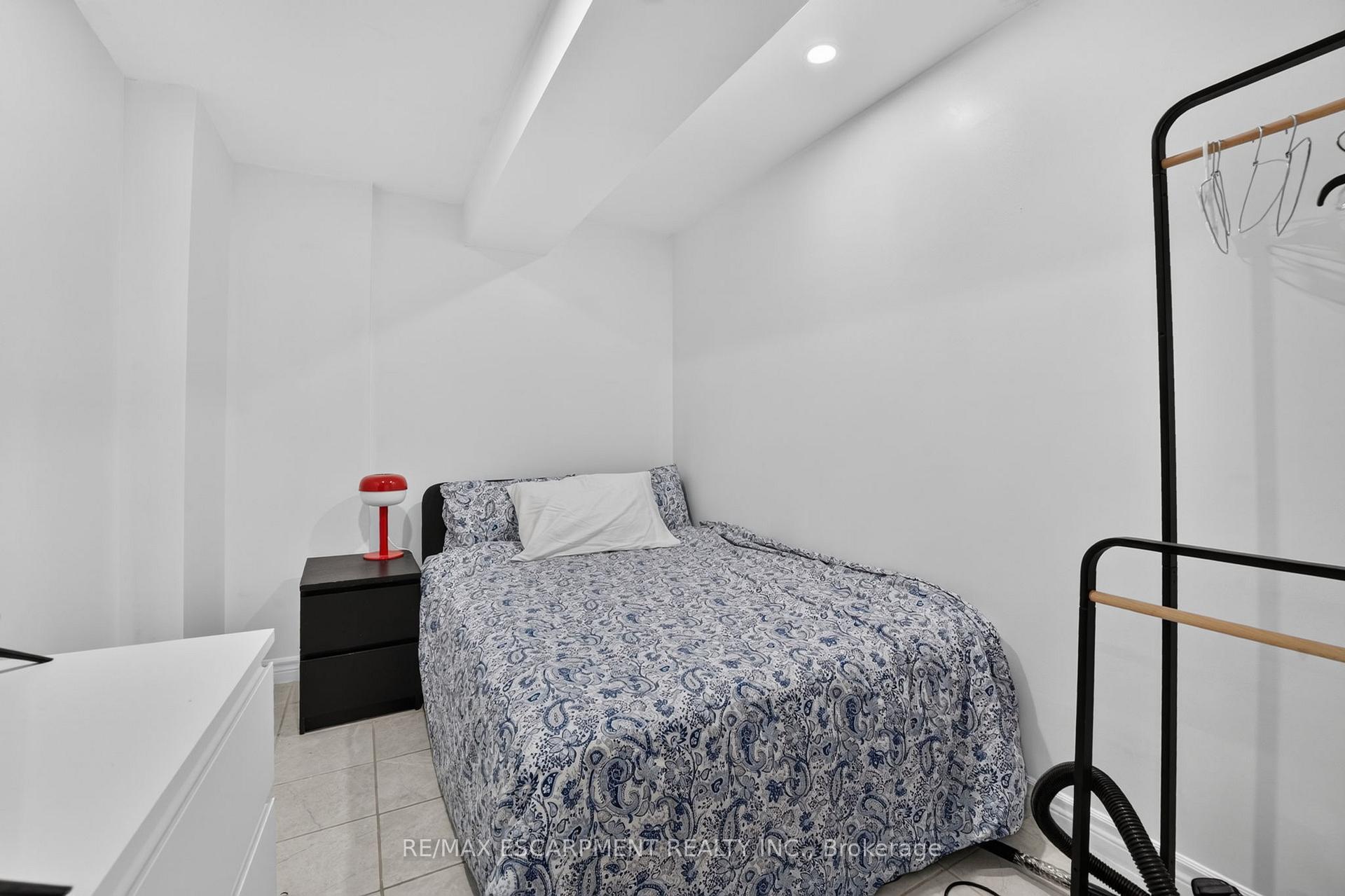 Photo 36 of 58 Summerberry Way, Hamilton, Carpenter — HOMEH