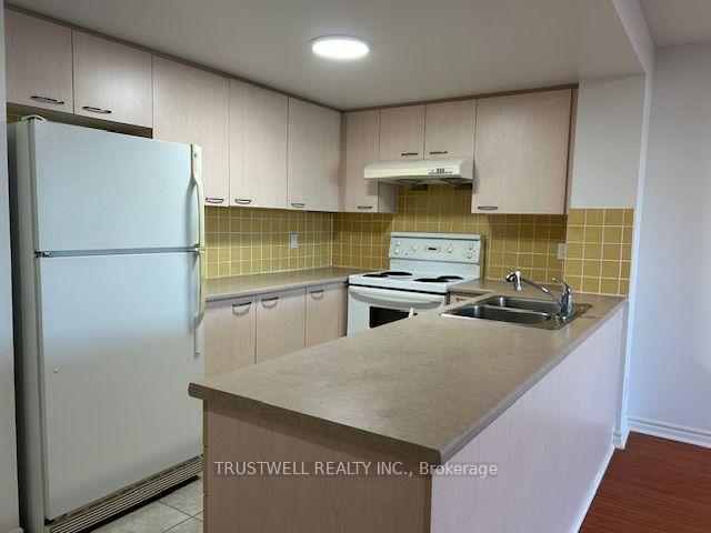 Photo 3 of Unit 905, 130 Pond Drive, Markham, Commerce Valley — HOMEH