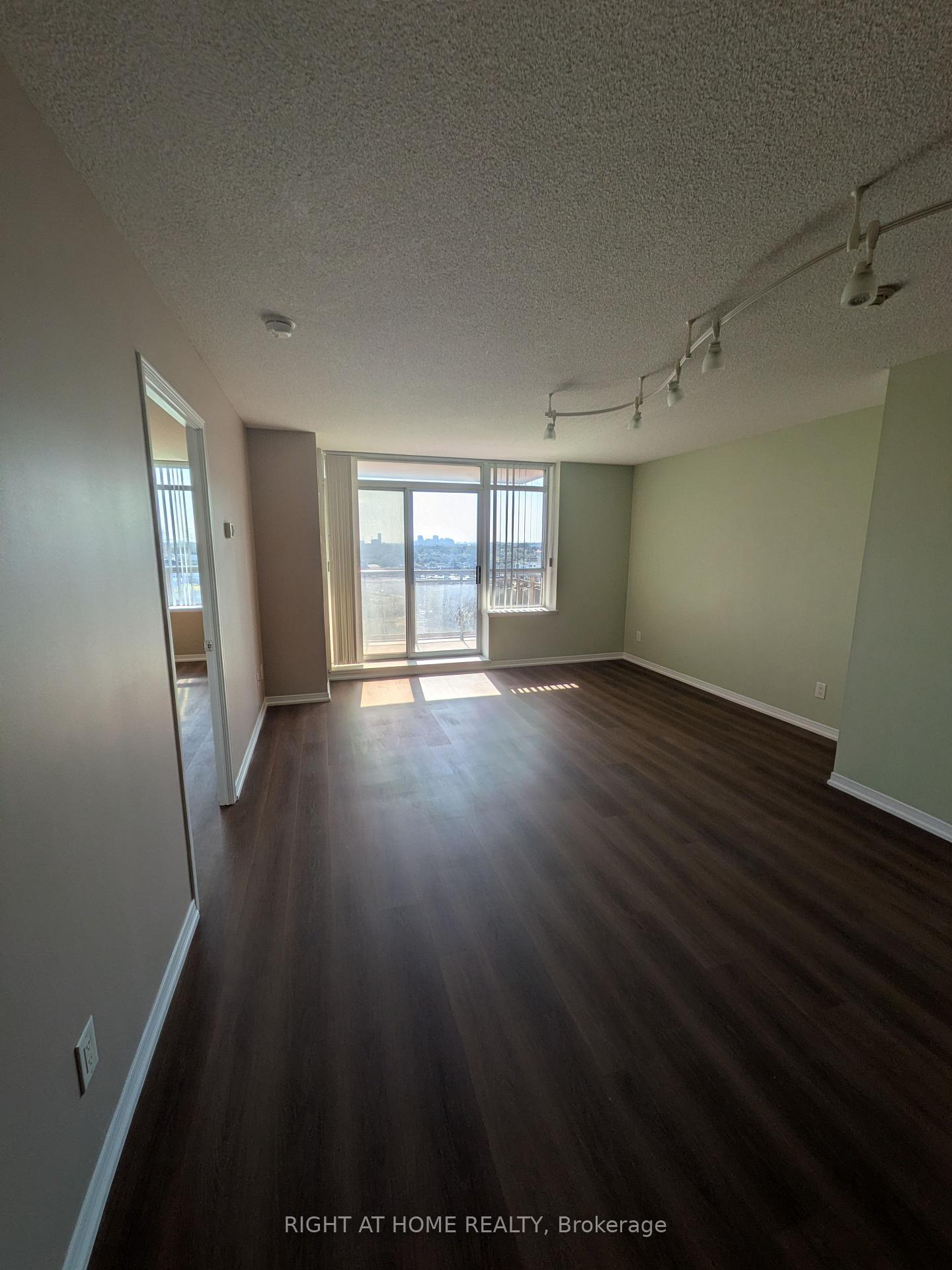 Photo 2 of Unit 910, 75 King William Crescent, Richmond Hill, Langstaff — HOMEH