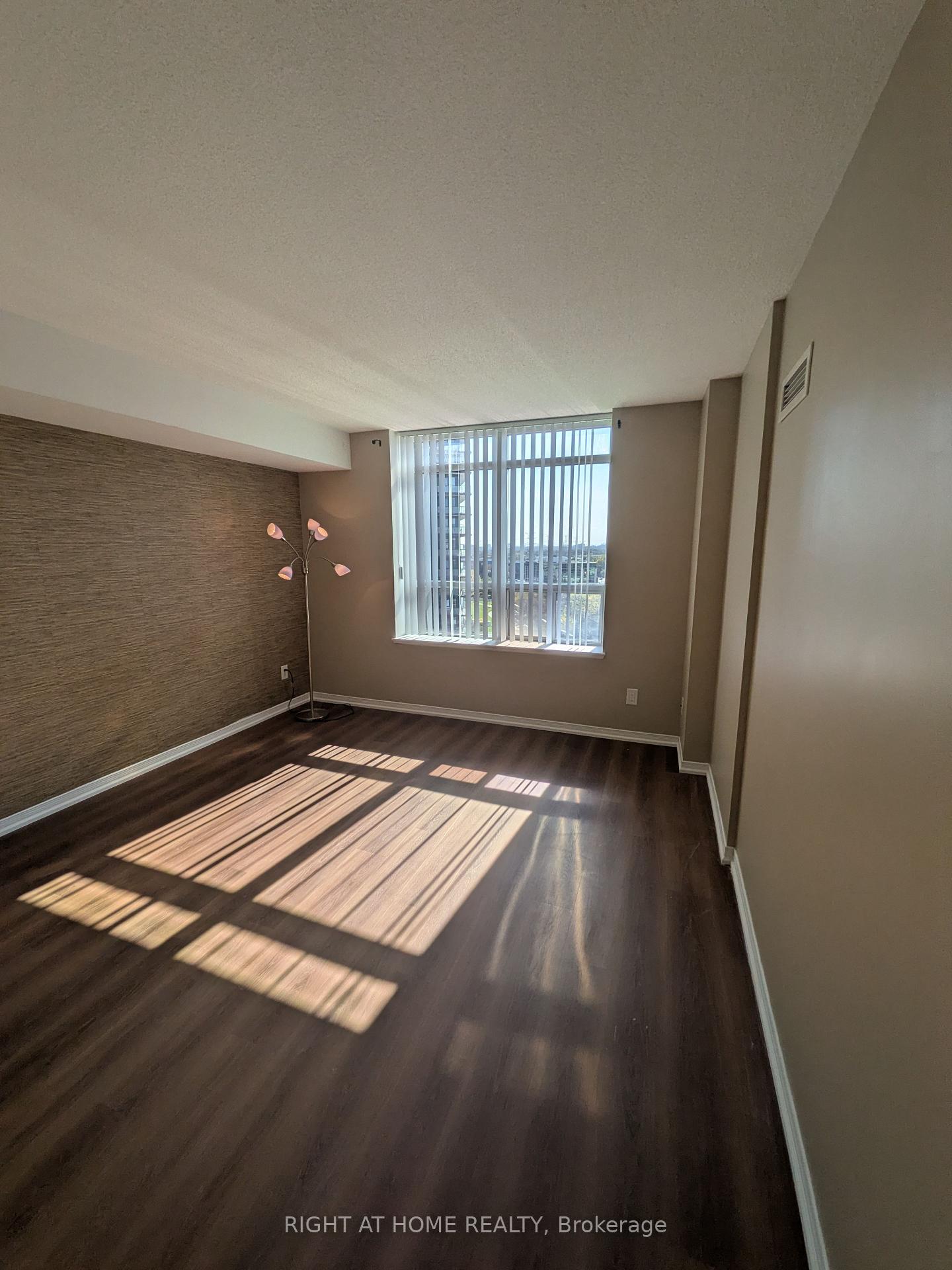 Photo 8 of Unit 910, 75 King William Crescent, Richmond Hill, Langstaff — HOMEH