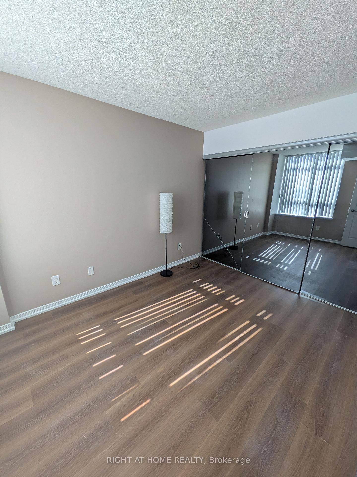 Photo 12 of Unit 910, 75 King William Crescent, Richmond Hill, Langstaff — HOMEH
