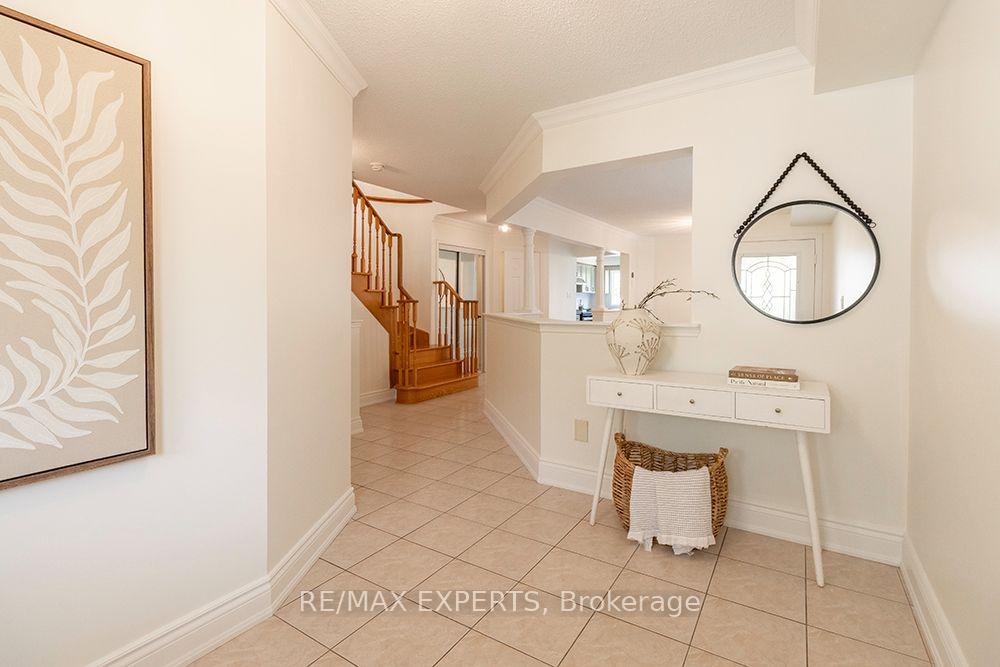 Photo 5 of 104 Echo Ridge Crescent, Vaughan, Sonoma Heights — HOMEH