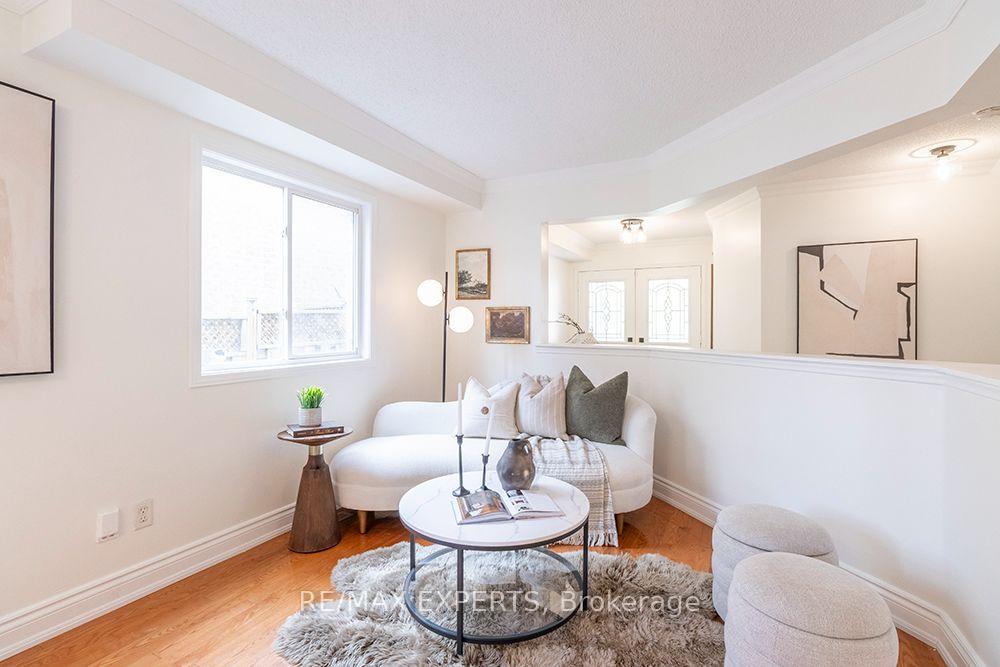 Photo 7 of 104 Echo Ridge Crescent, Vaughan, Sonoma Heights — HOMEH