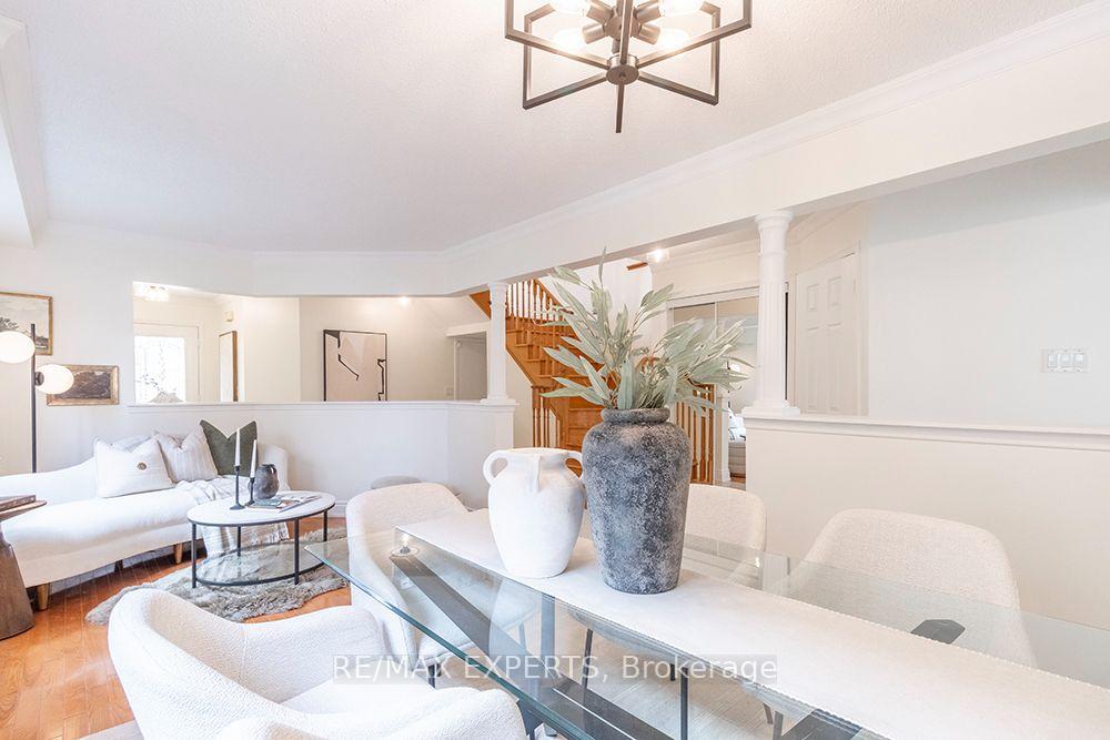 Photo 9 of 104 Echo Ridge Crescent, Vaughan, Sonoma Heights — HOMEH