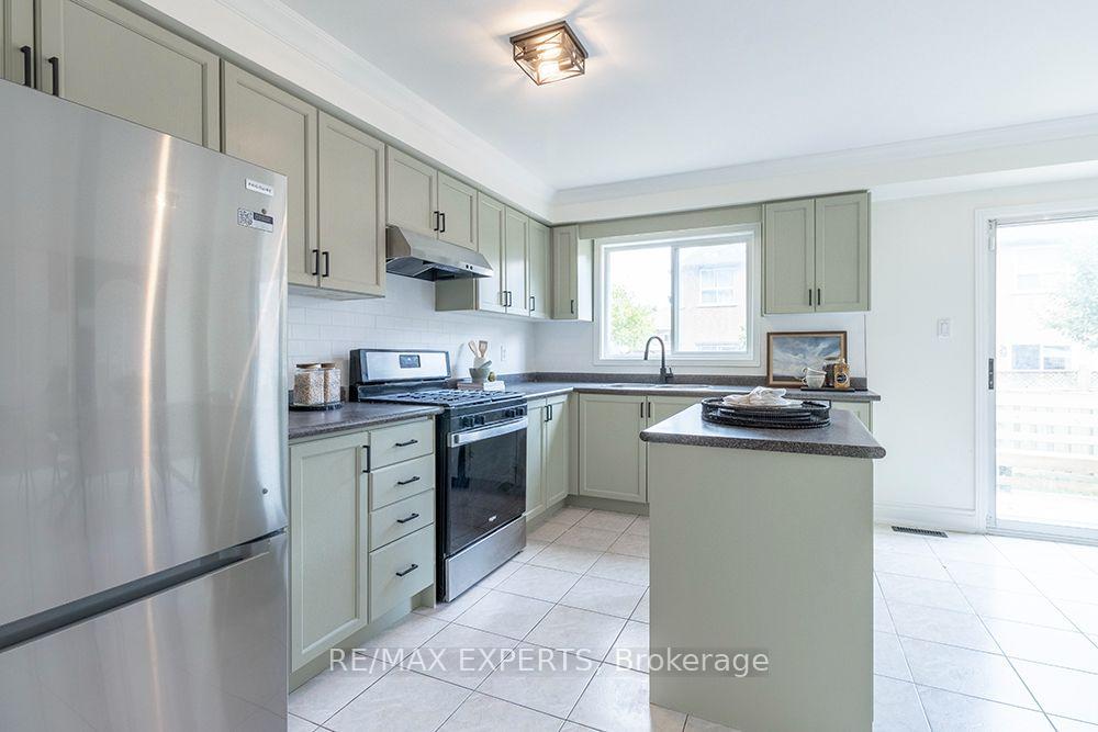 Photo 12 of 104 Echo Ridge Crescent, Vaughan, Sonoma Heights — HOMEH