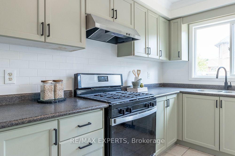Photo 13 of 104 Echo Ridge Crescent, Vaughan, Sonoma Heights — HOMEH