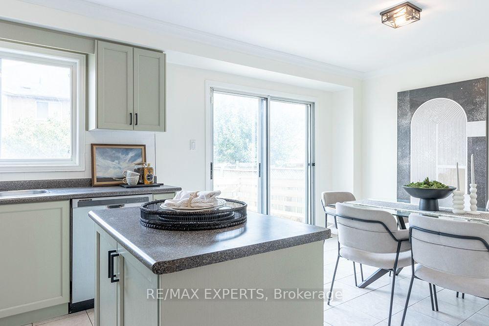 Photo 14 of 104 Echo Ridge Crescent, Vaughan, Sonoma Heights — HOMEH