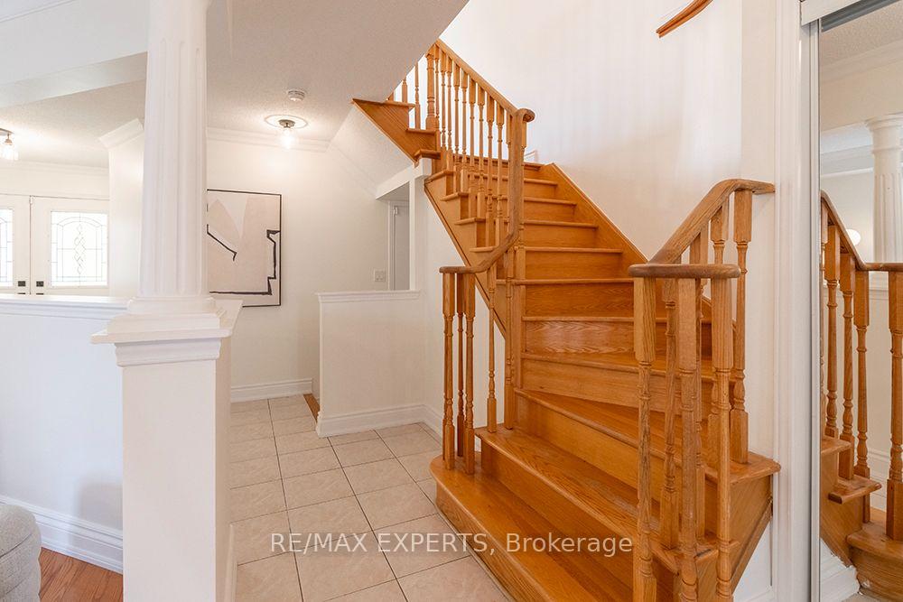 Photo 18 of 104 Echo Ridge Crescent, Vaughan, Sonoma Heights — HOMEH