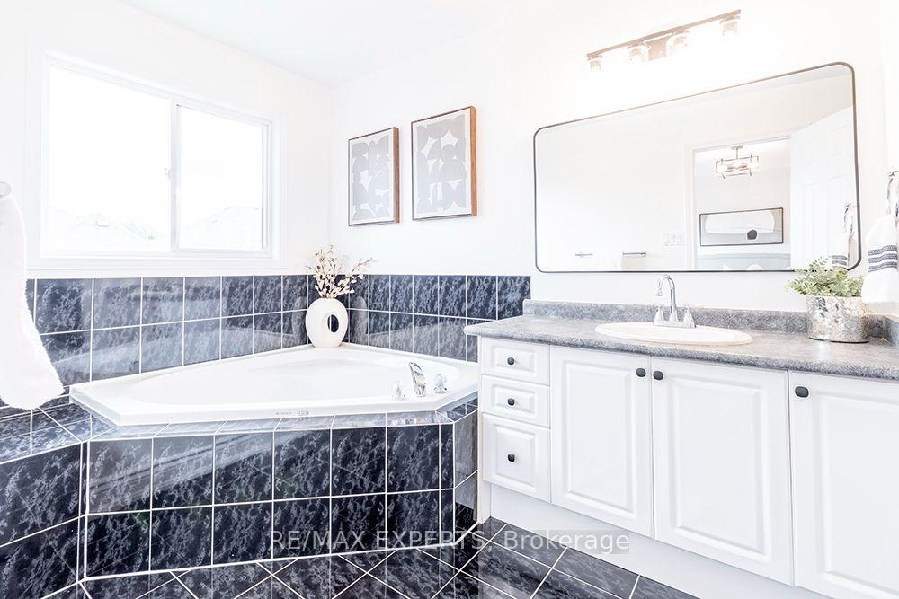 Photo 30 of 104 Echo Ridge Crescent, Vaughan, Sonoma Heights — HOMEH