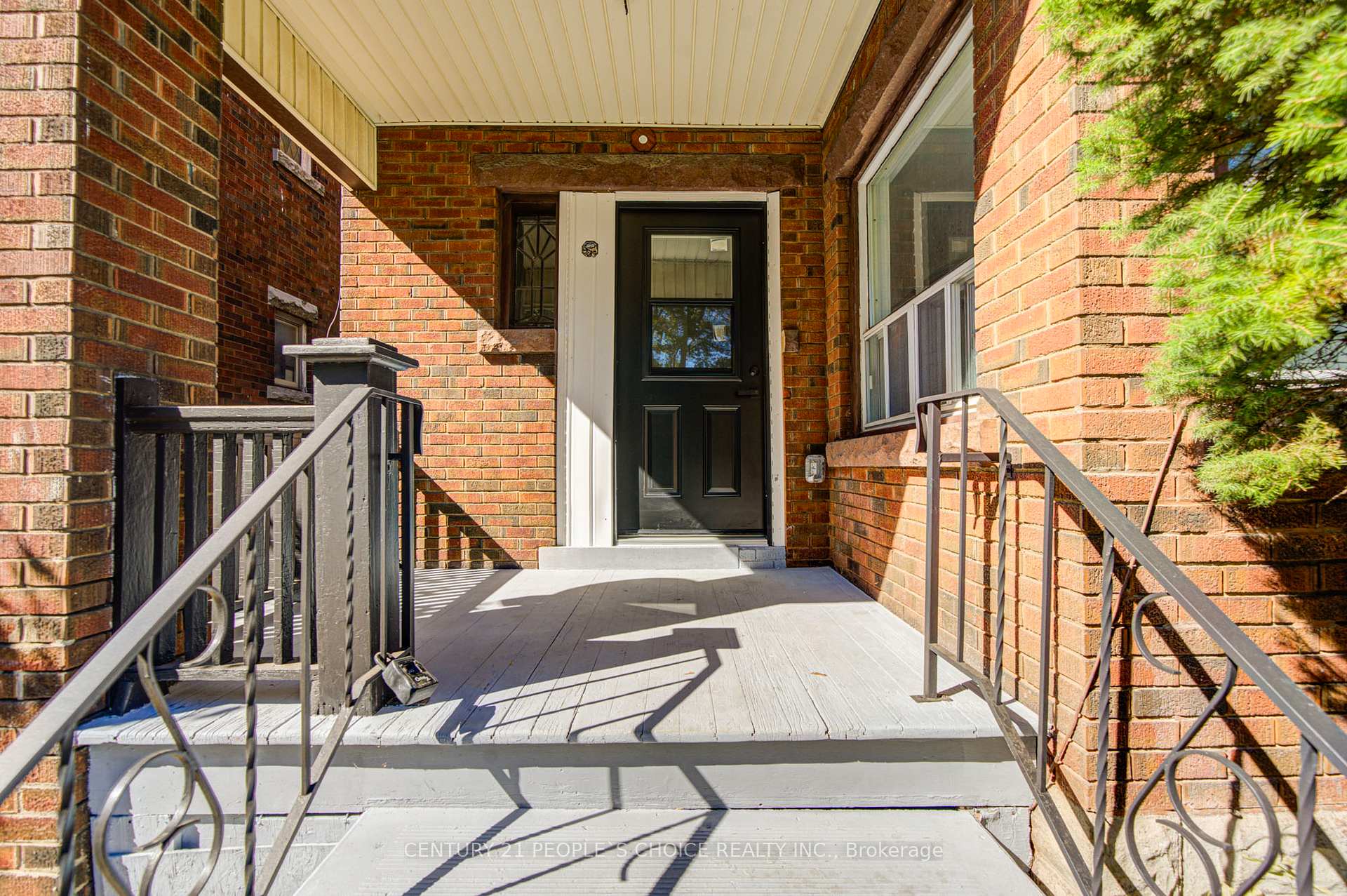 Photo 3 of 176 London Street S, Hamilton, Delta — HOMEH