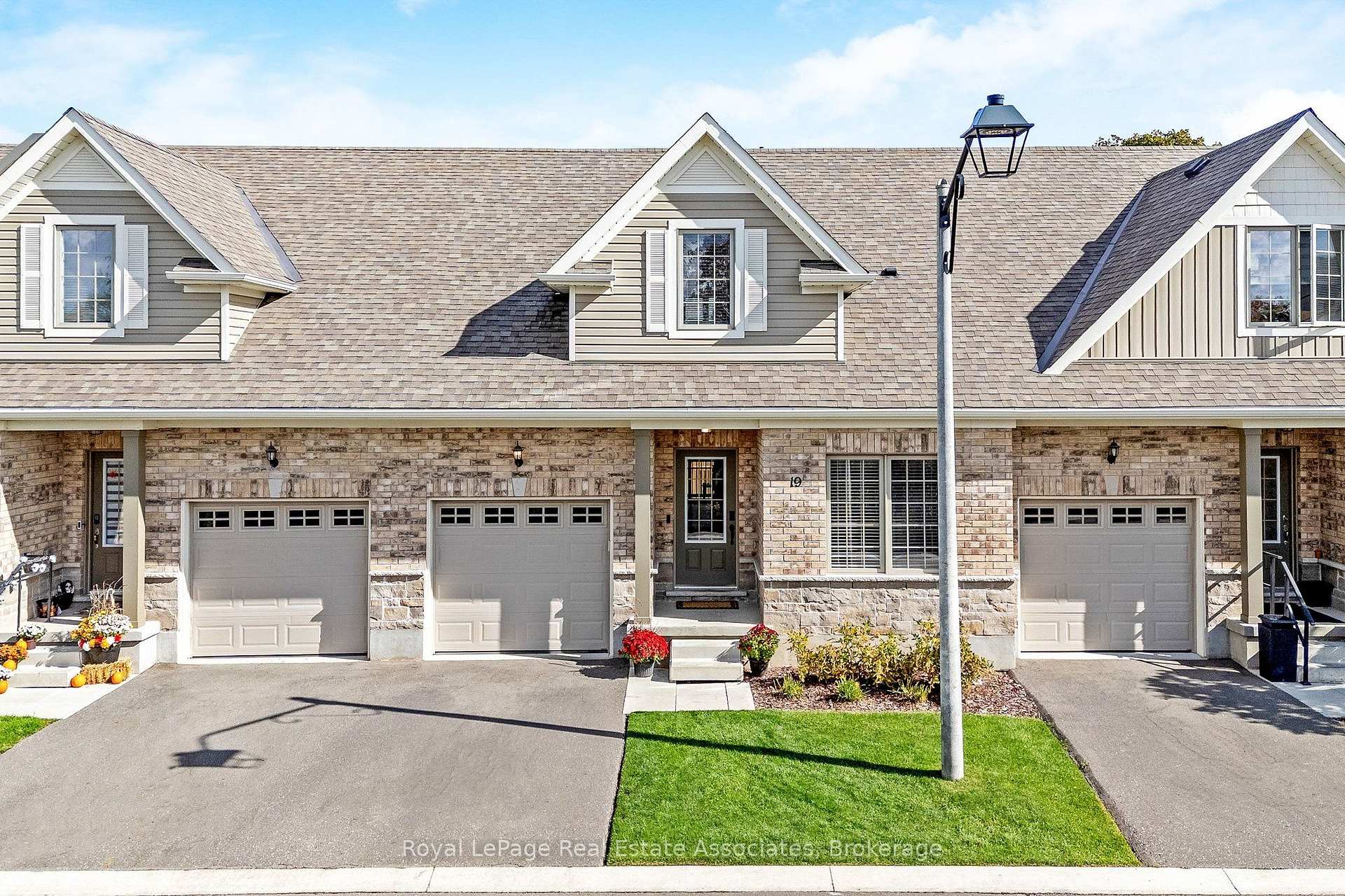 Photo 2 of Unit 10, 19 Braida Lane, Halton Hills, Acton — HOMEH