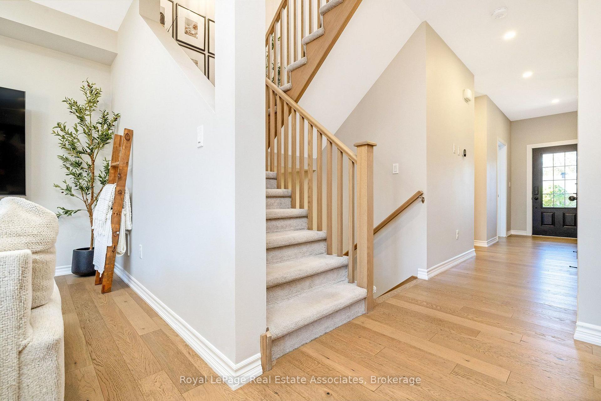 Photo 4 of Unit 10, 19 Braida Lane, Halton Hills, Acton — HOMEH
