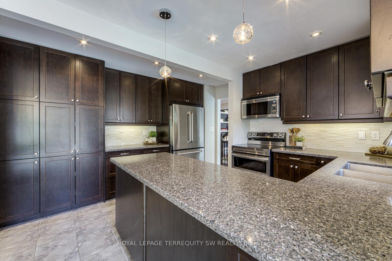 Photo 17 of 36 Captain Rolph Boulevard, Markham, Markham Village — HOMEH