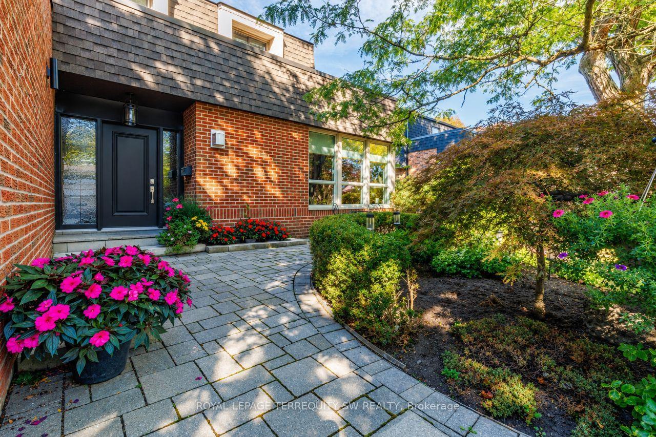 Photo 3 of 36 Captain Rolph Boulevard, Markham, Markham Village — HOMEH