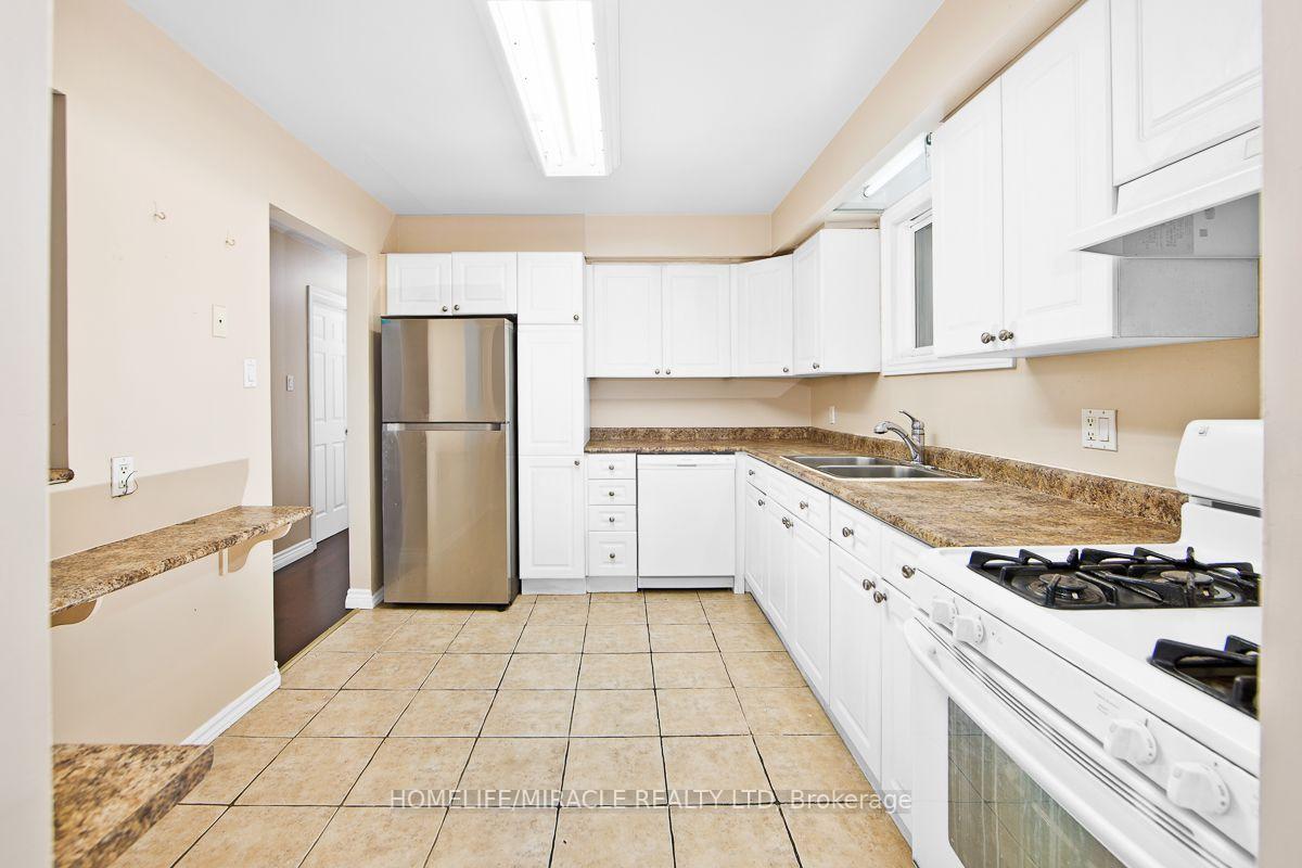 Photo 11 of 151 Bayview Drive, Barrie, Allandale Heights — HOMEH