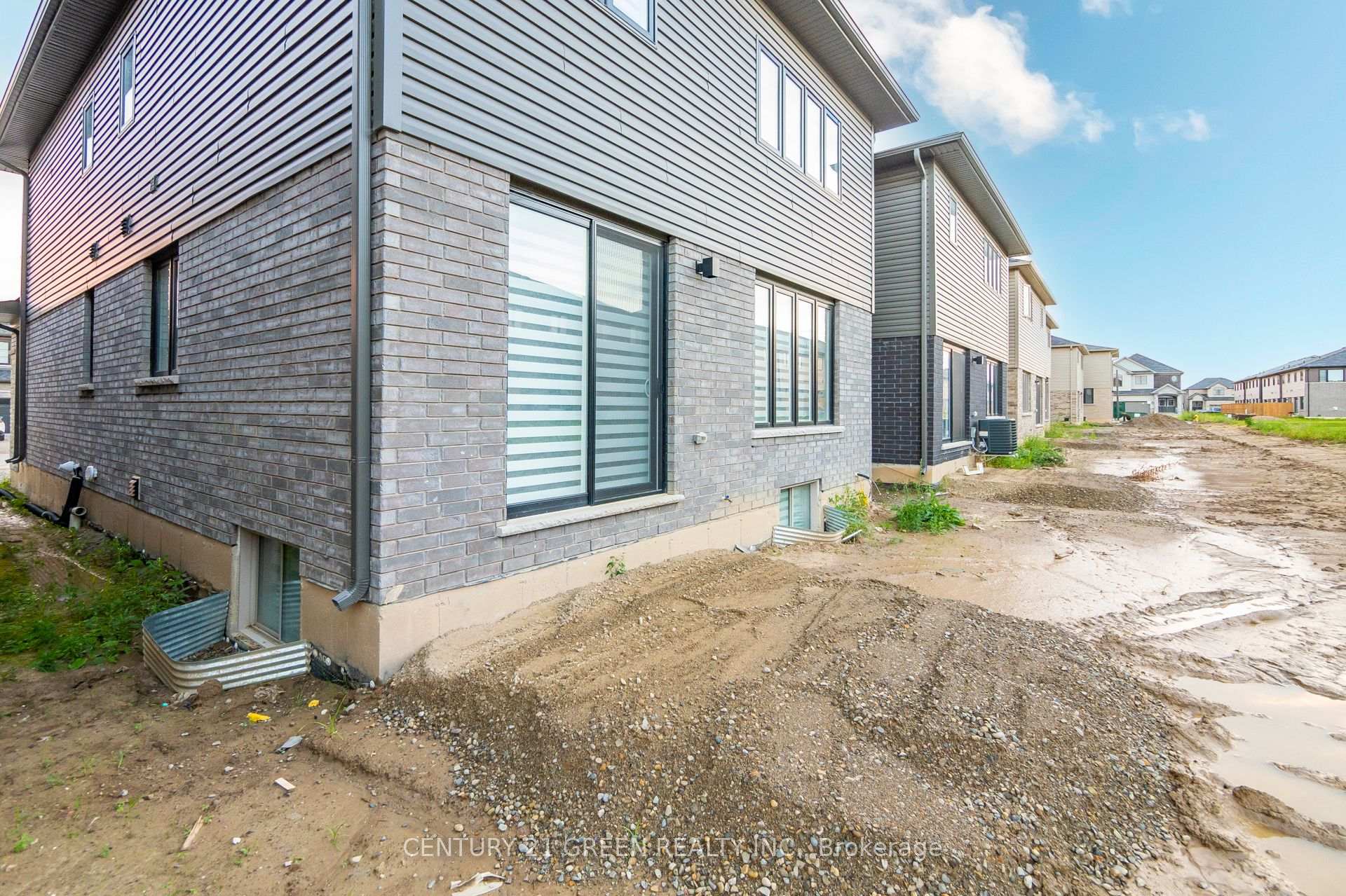 Photo 40 of 14 Holder Drive, Brantford, Empire South — HOMEH