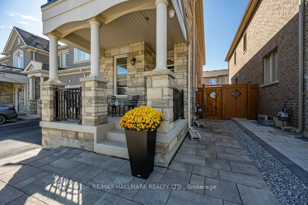 Photo 3 of 29 Ness Drive, Richmond Hill, Rural Richmond Hill — HOMEH