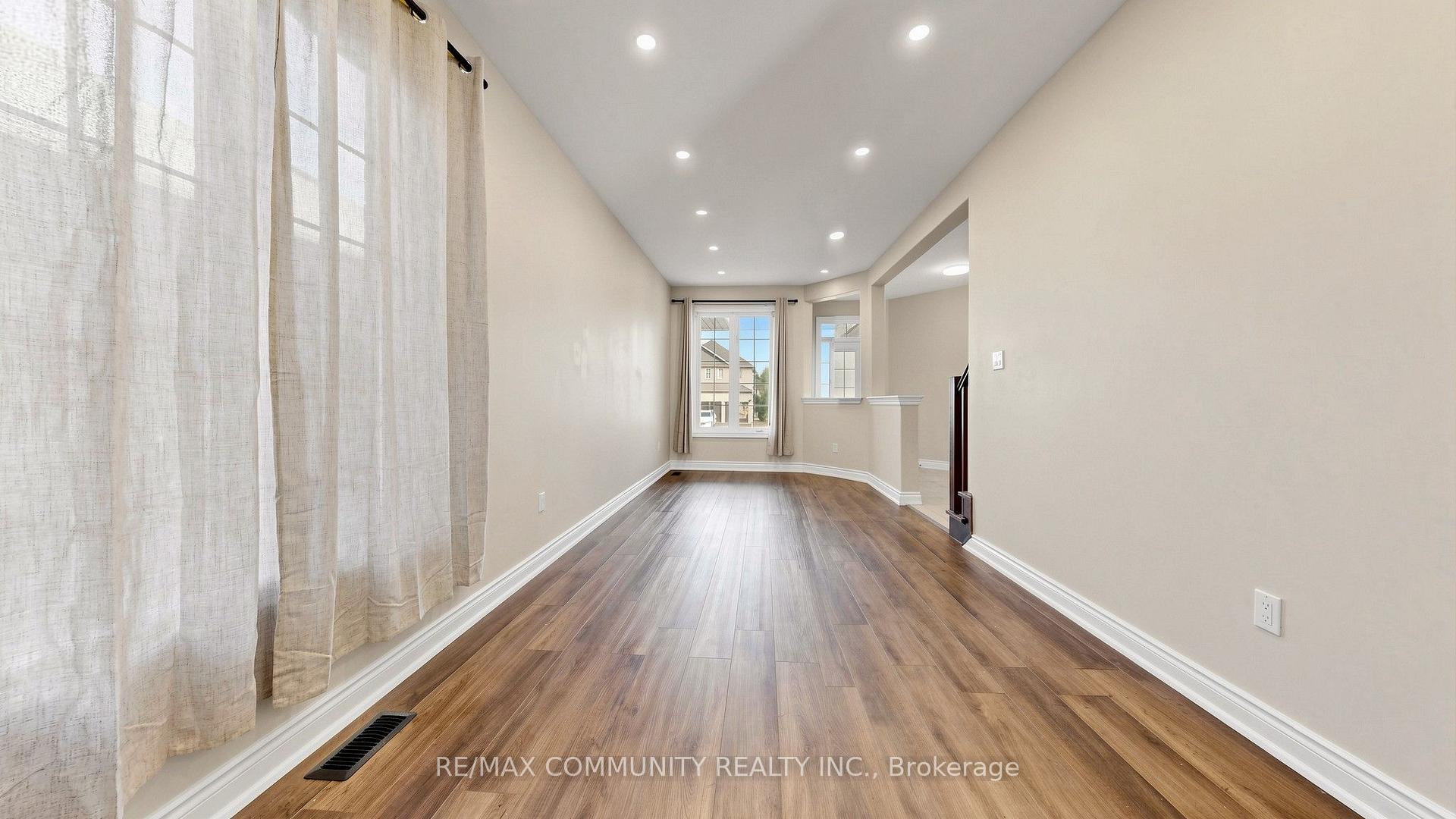 Photo 3 of 53 Jewel House Lane, Barrie, Innis-Shore — HOMEH