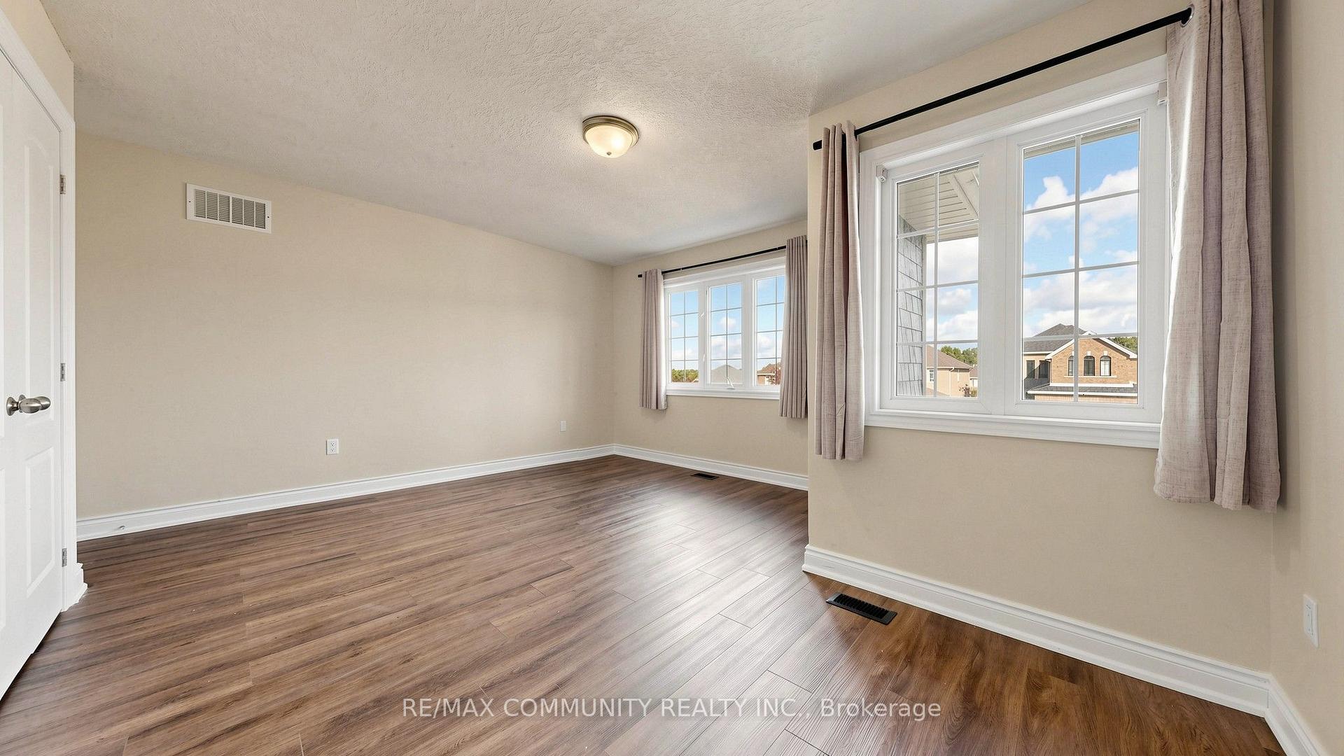 Photo 24 of 53 Jewel House Lane, Barrie, Innis-Shore — HOMEH