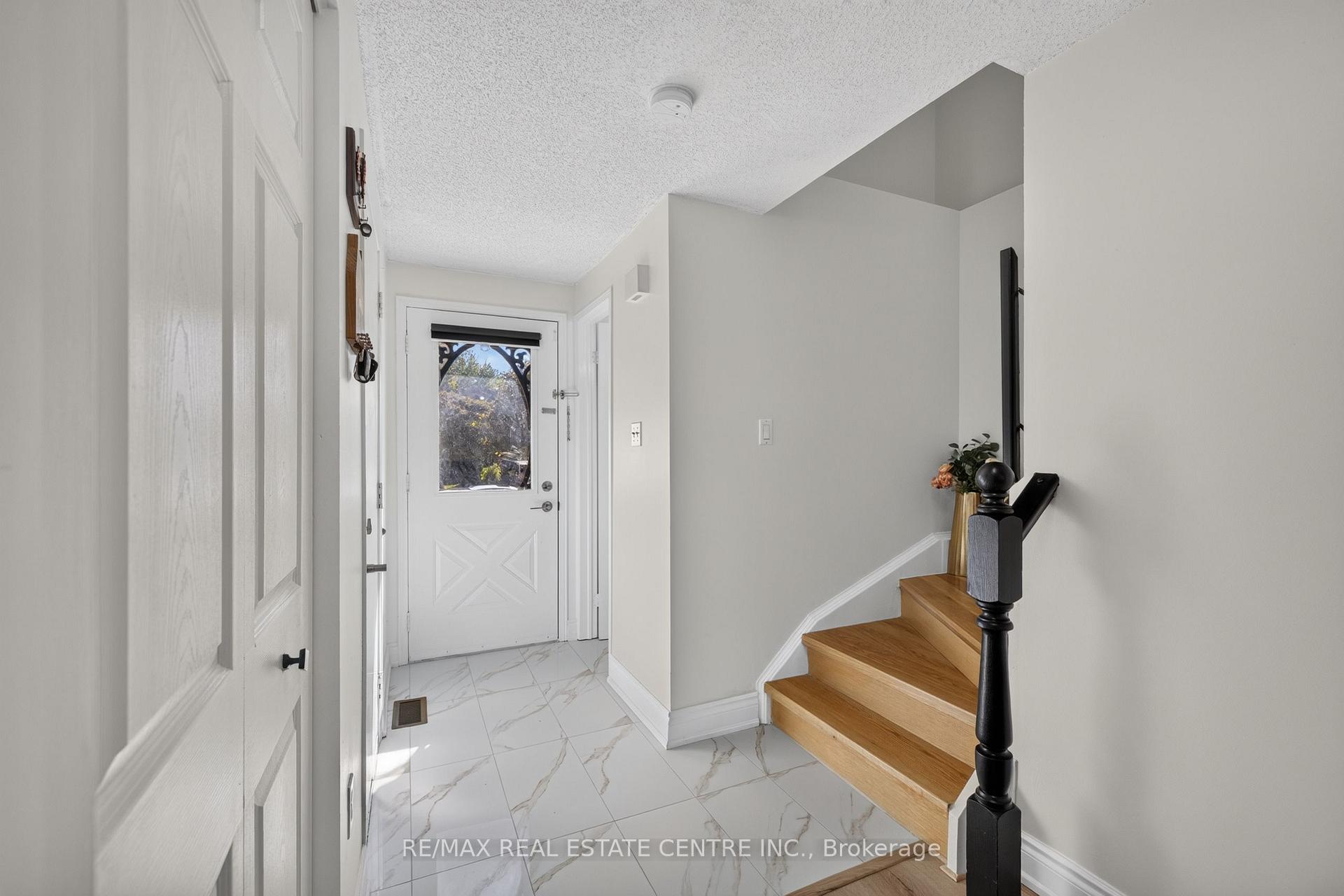 Photo 4 of 122 Moss Place, Guelph, Kortright West — HOMEH