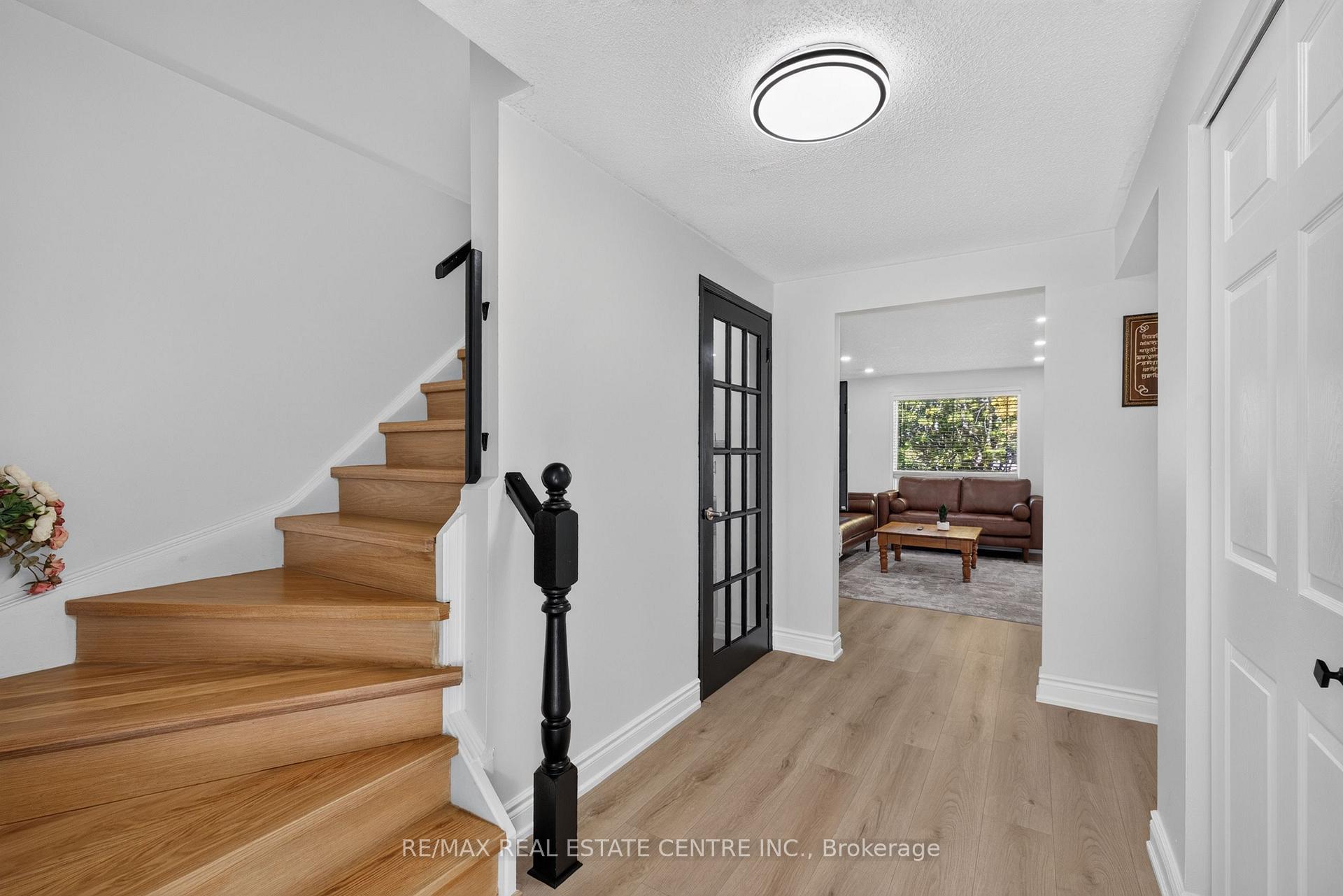 Photo 5 of 122 Moss Place, Guelph, Kortright West — HOMEH