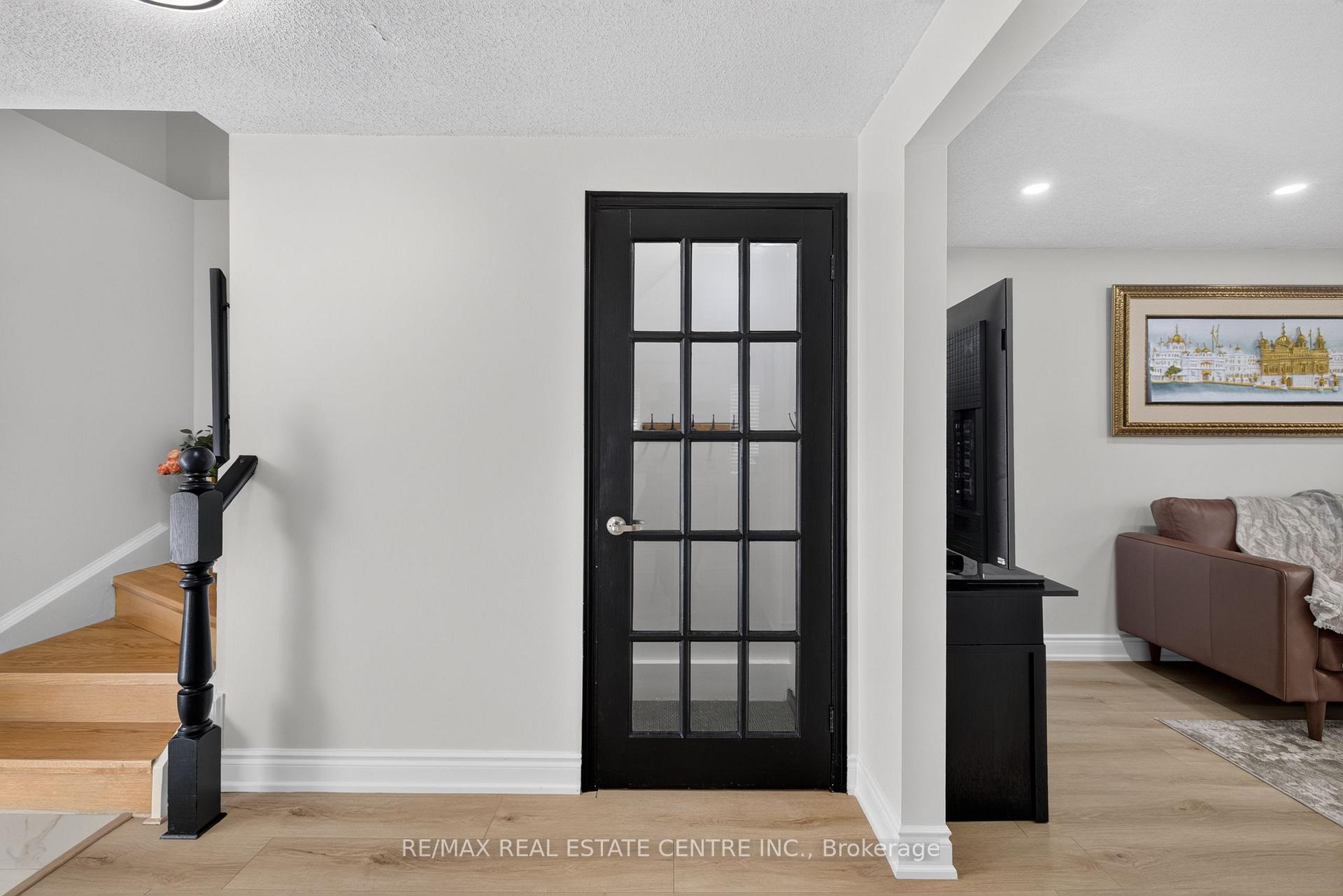Photo 7 of 122 Moss Place, Guelph, Kortright West — HOMEH